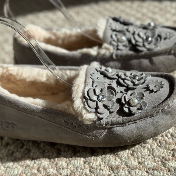 UGG Ansley Petal Top Women's Floral Embellished Moccasins Size 9 - Picture 2 of 9